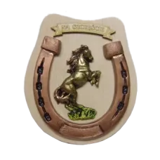 Podkowa na szczęście  z koniem brykającym.