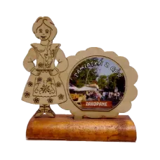 Wycinanka góralka  z widokiem na podstawce drewnianej.