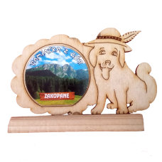 Wycinanka pies z widokiem na podstawce kolorowej.